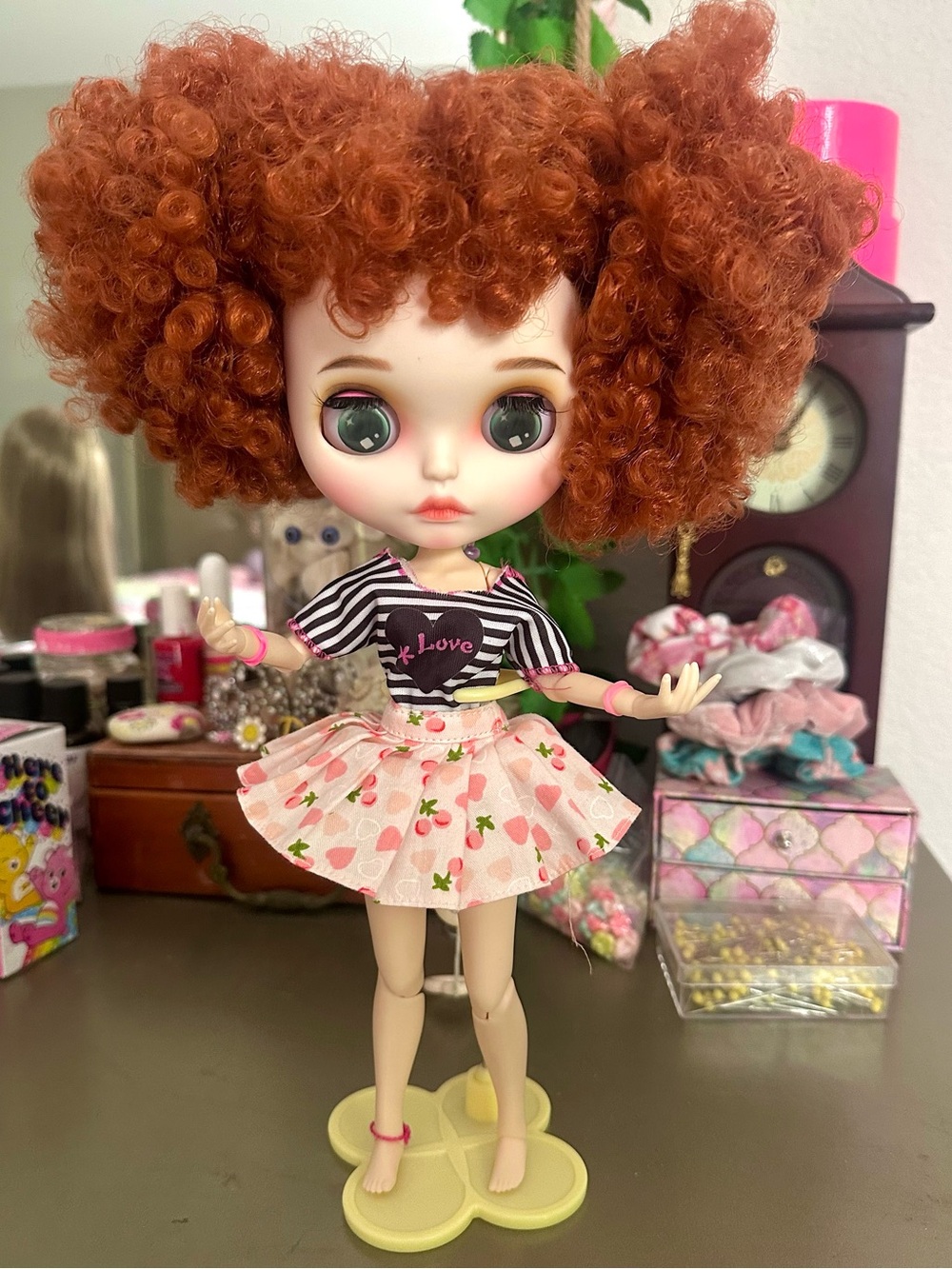 TBL Articulated Sleepy Eye Blythe doll w red hair.